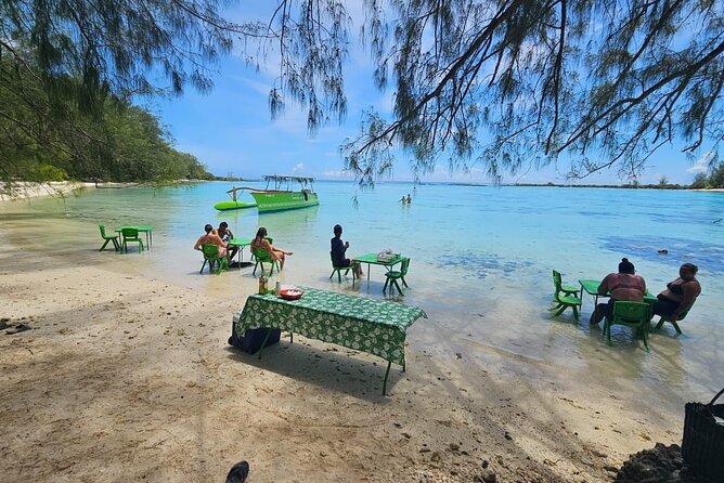 Activity/Excursion Lagoon Tour to Moorea by Canoe 6 hours - Rays and blacktip sharks in shallow water
