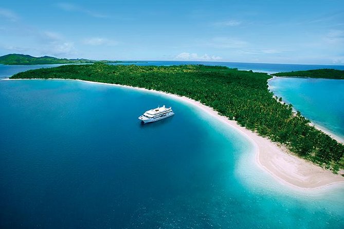 Blue Lagoon Cruises - Wanderer Cruise - 4 Night - Day 1: A fast catamaran to Yalobi