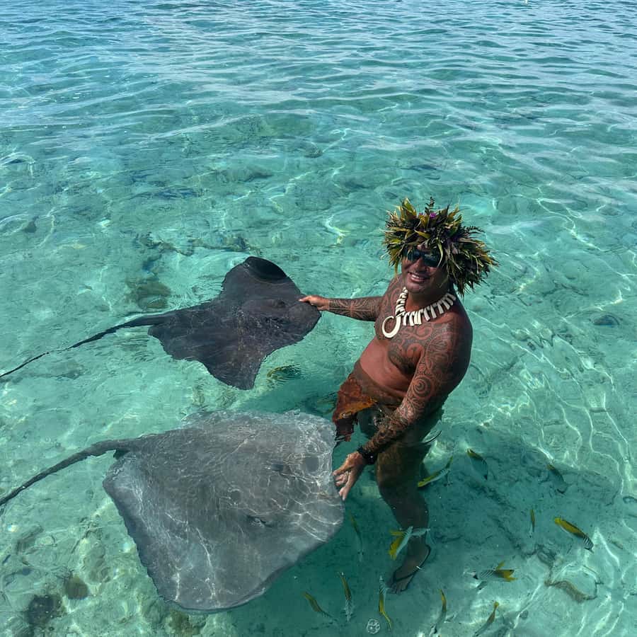 Bora Bora: Blue Lagoon Cruise, Snorkeling and Lunch . - Starting the day on Bora Bora’s lagoon