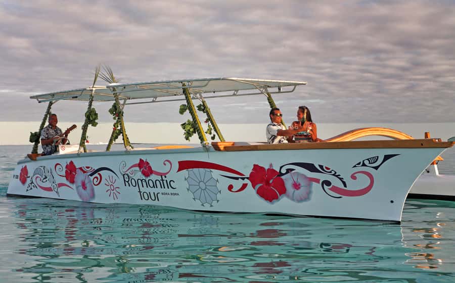 Bora Bora: Combo Sunset Cruise & Romantic Dinner at St James - What the small group changes