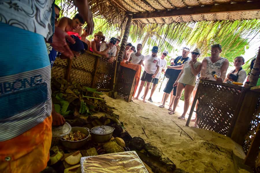 Bora Bora: Full-Day Lagoon Snorkelling Tour - How the guides shape the day