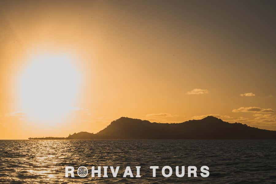 Bora Bora: Private Sunset cruise on the lagoon - Watching Bora Bora change color