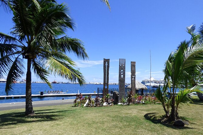 Discovering the emblematic sites of Tahiti - Parc Vaipoopoo closes the day with Moorea views