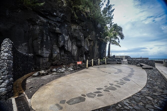 Discovering the emblematic sites of Tahiti - Pointe Venus and Tahiti’s black sand coast