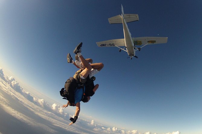 Extreme 12000ft Tandem Jump (45 seconds free fall) - Falling over Fiji from 12,000 feet