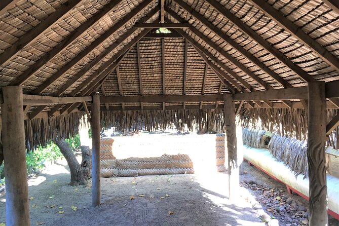 Land and Sea cultural tour to discover traditions, heritage and the lagoon - Moorea by motorboat, then on foot
