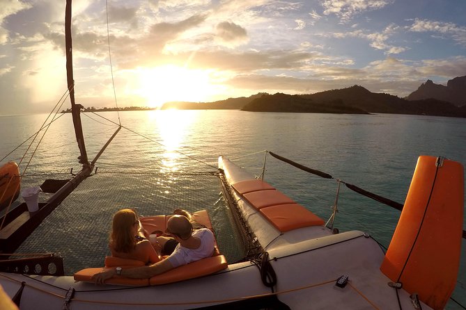 LUXURY Catamaran Bora Bora : The Sunset Escape - Sailing away from the hotel dock