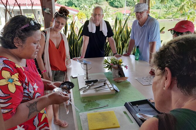 Raiatea-Beautiful Black Pearl of Tahiti and the Vanilla of Tahaa - The guides shape the morning