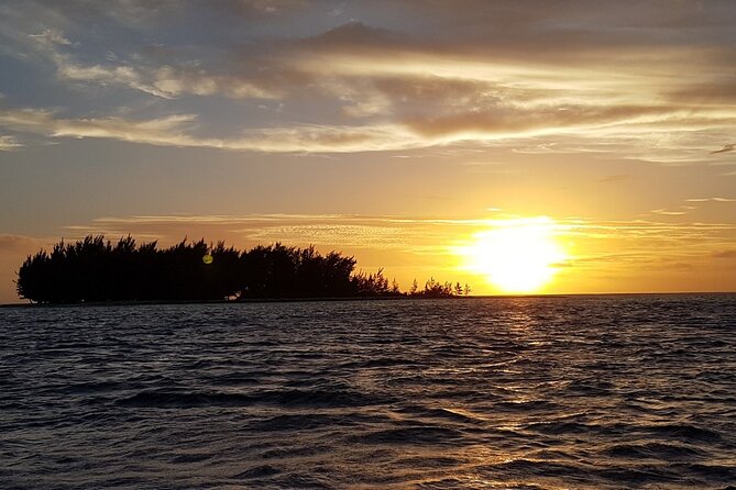 Reef Discovery Private Sunset Cruise in Bora-Bora - Snacks, drinks, and the Champagne question