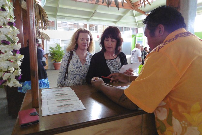 Seat in Coach Transfer from Rarotonga Airport to Hotel - A flower Ei and a clear meeting point at Rarotonga Airport
