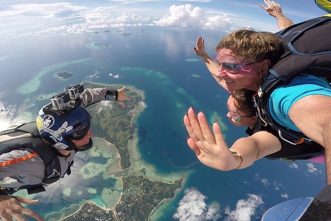 Skydive Fiji Radical 10000ft Tandem Jump (30 seconds free fall) - Who will enjoy this jump most?