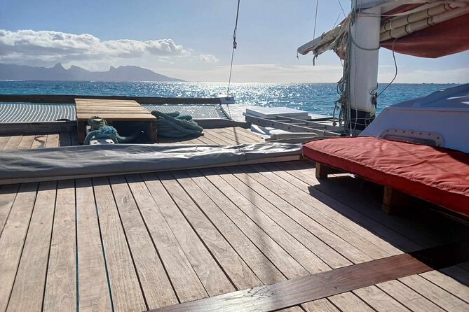Sunset sailing trip on the Lagoon of Tahiti - Thibaut’s role and the small-group feel