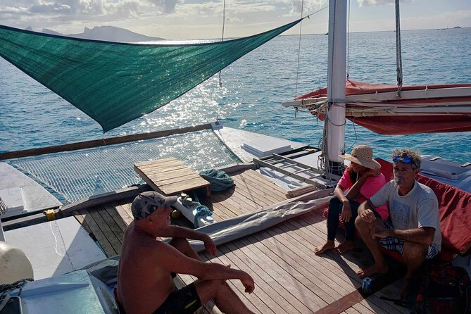 Sunset sailing trip on the Lagoon of Tahiti - What to bring for a comfortable evening