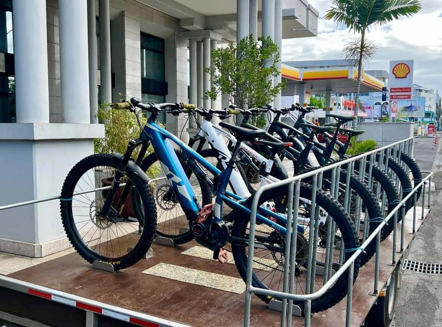 Tahiti E-bike, mtb, vtt Tour with Swimming and Lunch - Riding beyond Tahiti’s resort strip