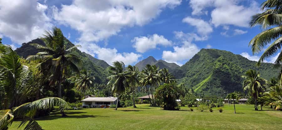 Tahiti Half Day Small Group Circle Tour - Waterfalls & Caves - Guides, commentary, and the human side of the tour
