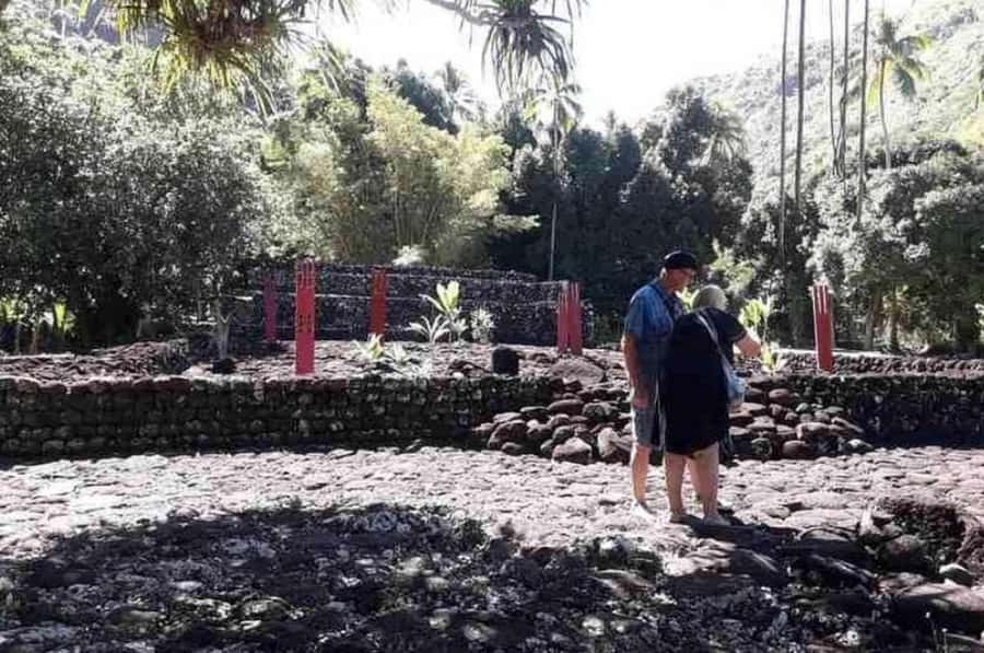 Tahiti: West and East Coast Island Tour with Waterfalls - Vaipahi Botanical Garden slows the pace