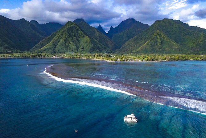 Teahupoo Wave Watching - The three-minute ride to the famous surf break