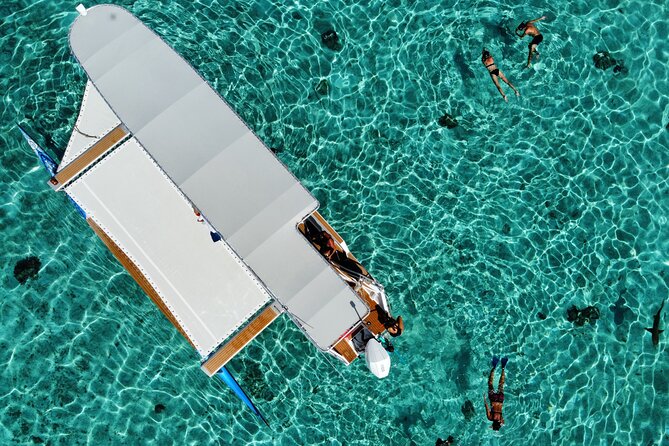 The Vanilla tour of Taha'a in a comfortable outrigger canoe - Blue Lagoon, a comfortable way to cross the lagoon